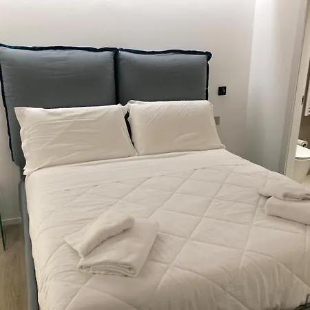 Manzoni Bilocale Con Doppi Servizi Piano Terra Apartamento Roma