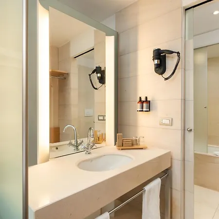 Precise House Mantegna Hotell 4*