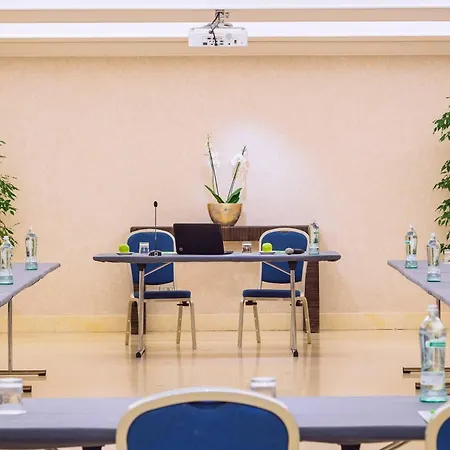 Courtyard By Marriott Central Park Rome