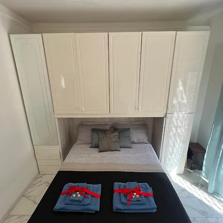 Metro A Apartment