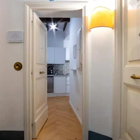 Apartment Elegantis Trevi - Just 50m From Trevi Fountain