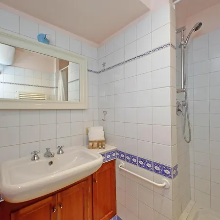 Leutari Apartment *