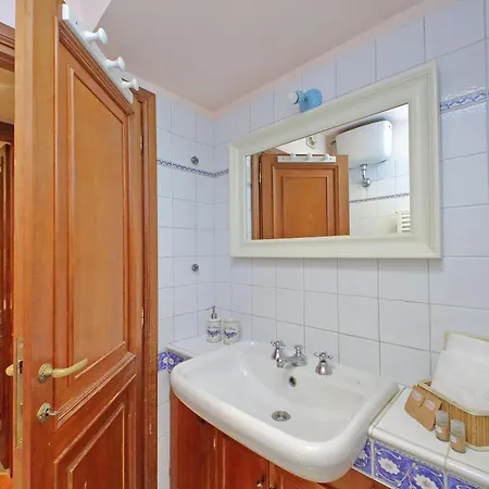 Leutari Apartment *