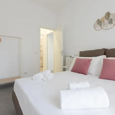 15 Minutes From Center & Metro 2 Minutes Apartment *