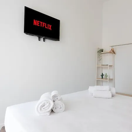 15 Minutes From Center & Metro 2 Minutes Apartment *