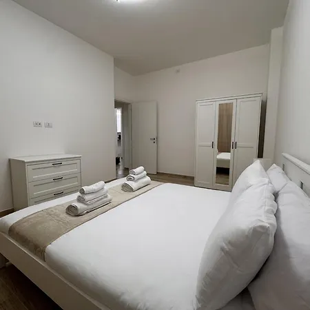 Grimaldi House 64 شقة *