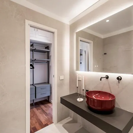 The Rent - Prestigious Multi-bedroom Overlooking St. Peter's Apartment