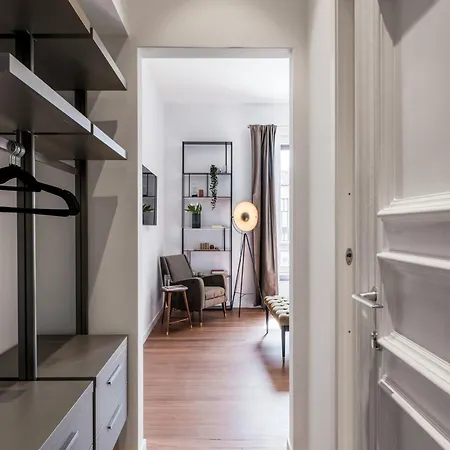The Rent - Prestigious Multi-bedroom Overlooking St. Peter's Apartment