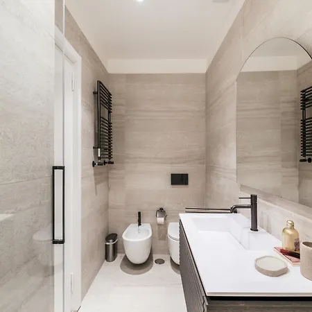 The Rent - Prestigious Multi-bedroom Overlooking St. Peter's Apartment