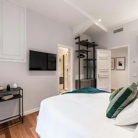 The Rent - Prestigious Multi-bedroom Overlooking St. Peter's Apartment *