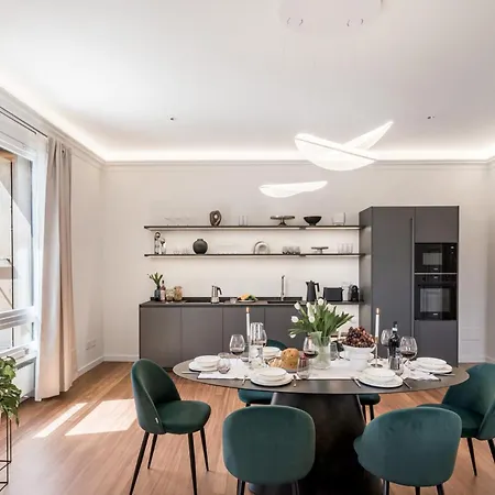 The Rent - Prestigious Multi-bedroom Overlooking St. Peter's Apartment
