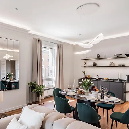 The Rent - Prestigious Multi-bedroom Overlooking St. Peter's Apartment