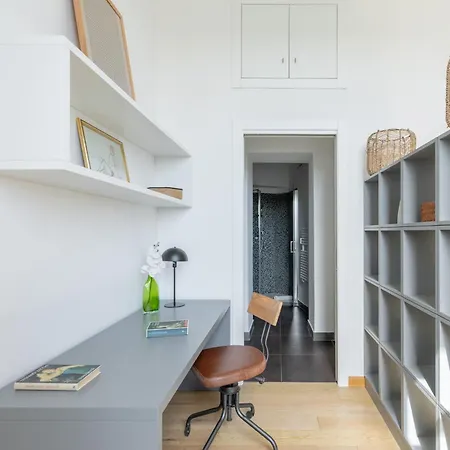 Iflat Bright & Modern Living With Panoramic View Apartment