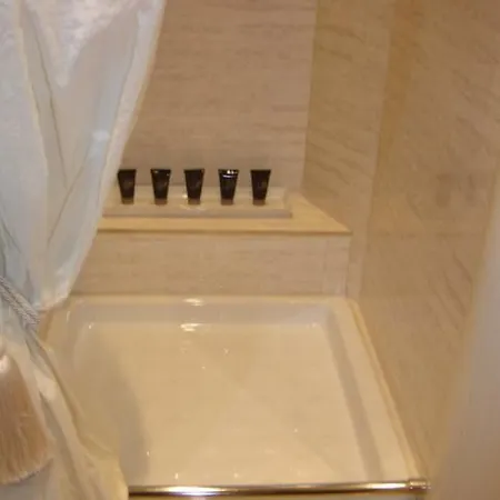 Hotel Domus Borgognona