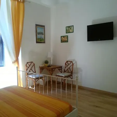 Bed & Breakfast 103 *