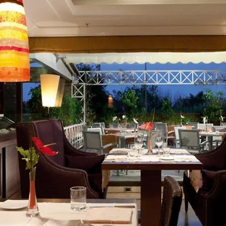 Courtyard By Marriott Central Park Rome