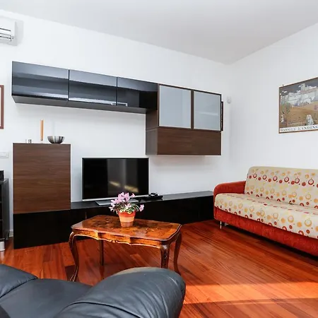 St. Peter Terrace Apartment *