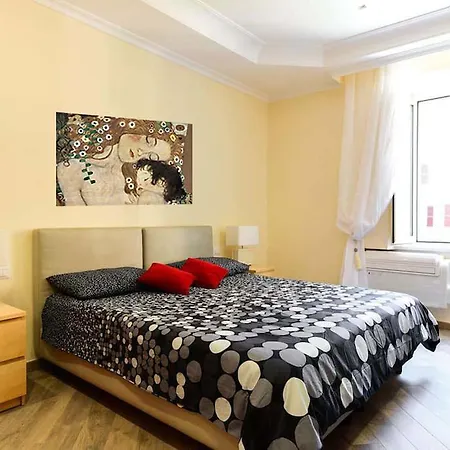 Domus Regina Colosseo Apartment *