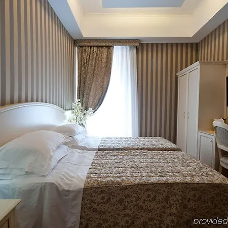 Hotel Relais Fontana Di Trevi 3*