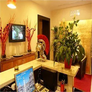 Versailles Hotel *