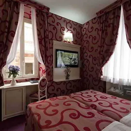 Hotel Relais Fontana Di Trevi 3*