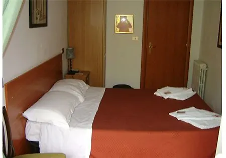 Family House Hotell *