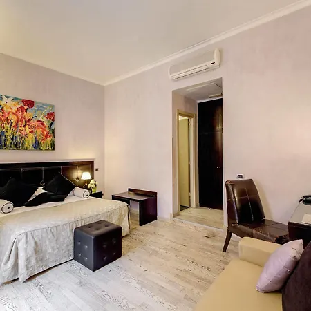 Le Petit Hotel