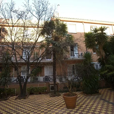 Domus Aventina מלון 3*