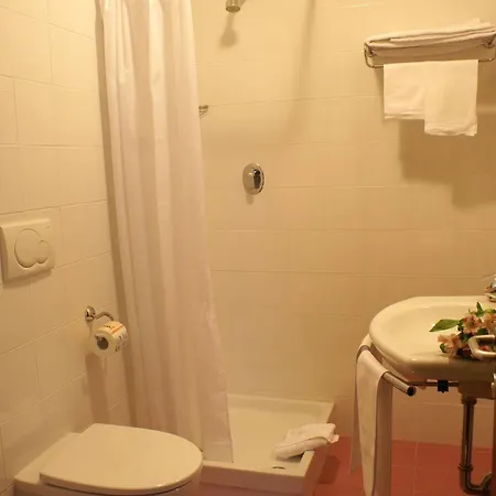 Versailles Hotel *