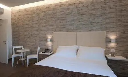 Domus Castroni Pompeo Magno 3* Рим
