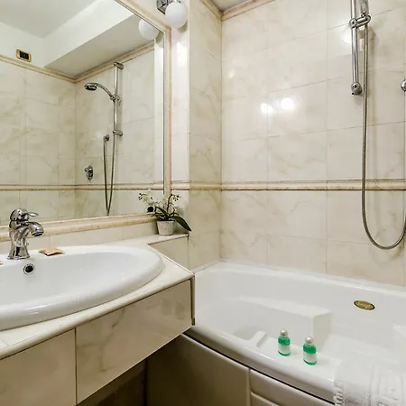 Luxury H 2000 3* Rome
