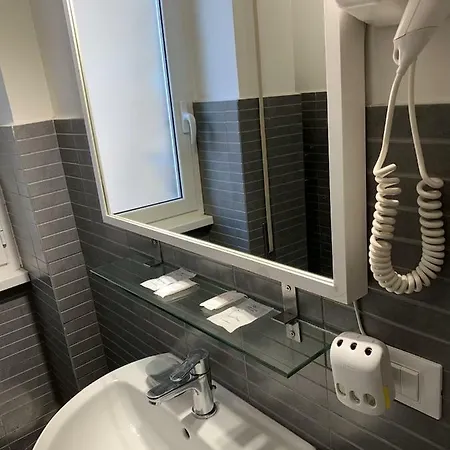Tiburtina Suites, Pensión 2*