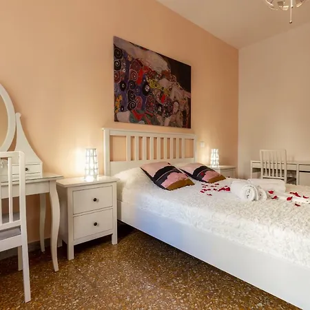 Traveller's In Gourmet District Near Center! Rome