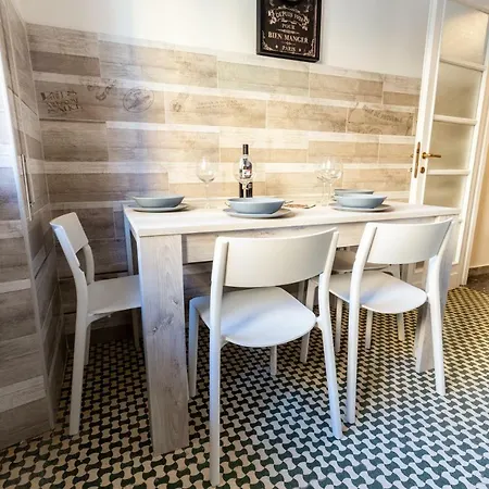 Traveller's In Gourmet District Near Center! Apartment *