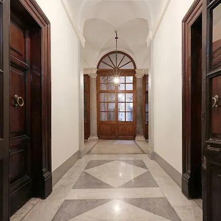 Croce 77 Central * Rome