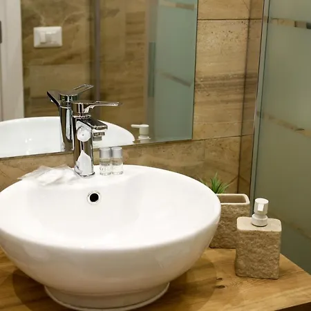 Vatican Comfort Suites 2*