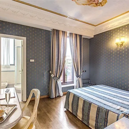 La Lumiere Di Piazza Di Spagna 3*