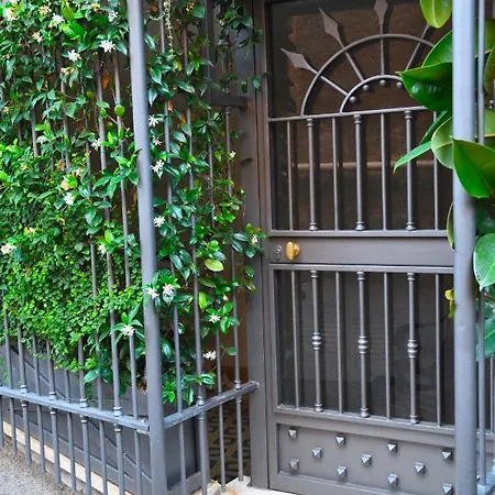 Guest house Regal House Capucci 6 *