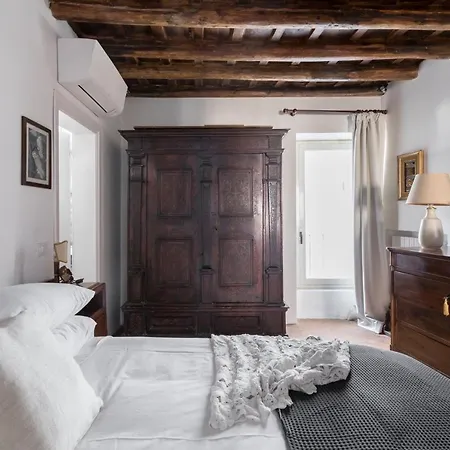 Classic And Chic In Trastevere Apartment Rome