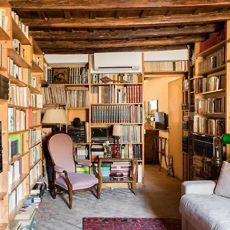 Classic And Chic In Trastevere Apartment