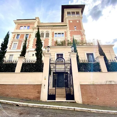 Luxury White House Apartment