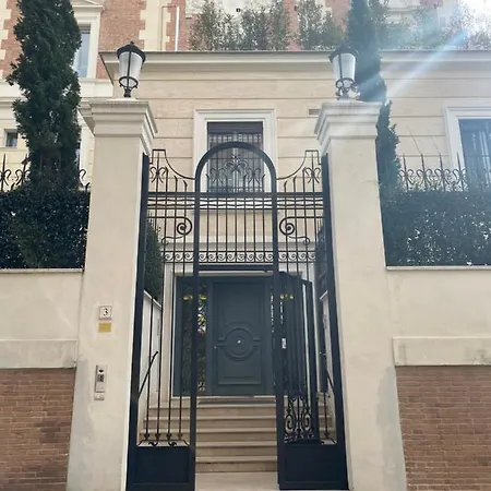 Luxury White House Apartment