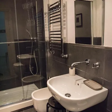 Beautiful And Spacious Next To Termini 10 Minutes From Coliseum Rome