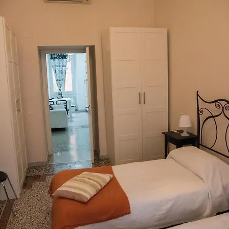 Beautiful And Spacious Next To Termini 10 Minutes From Coliseum Rome