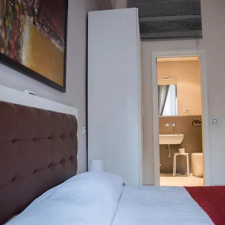 Beautiful And Spacious Next To Termini 10 Minutes From Coliseum Apartment