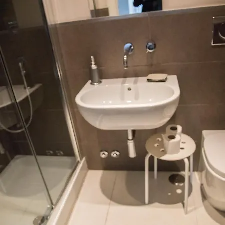 Beautiful And Spacious Next To Termini 10 Minutes From Coliseum Apartment *