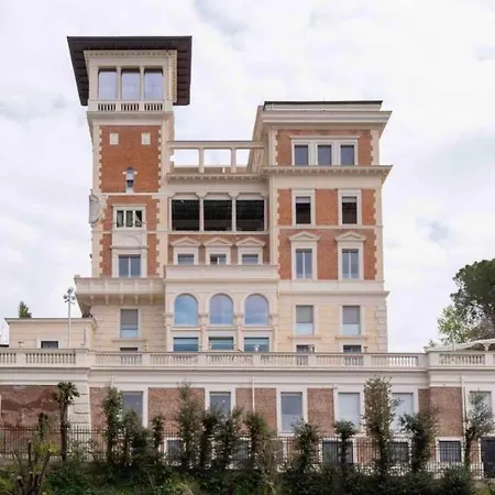 Luxury White House Apartment