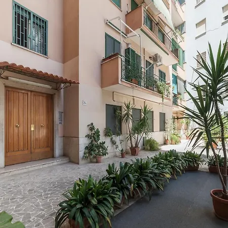아파트 San Giovanni With Balcony
