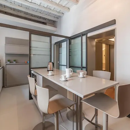 Piazza Navona Elegant Apartment *