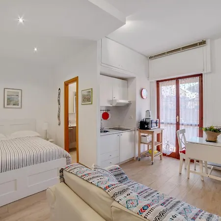 Walking Distance From San Pietro Apartment *